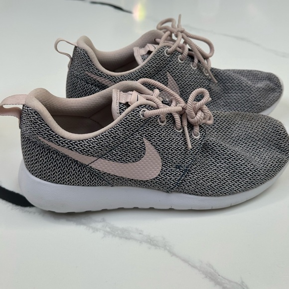 Nike Girl's Roshe One Running Shoe, Navy/Barely Rose-White - Size 7 - Picture 3 of 7